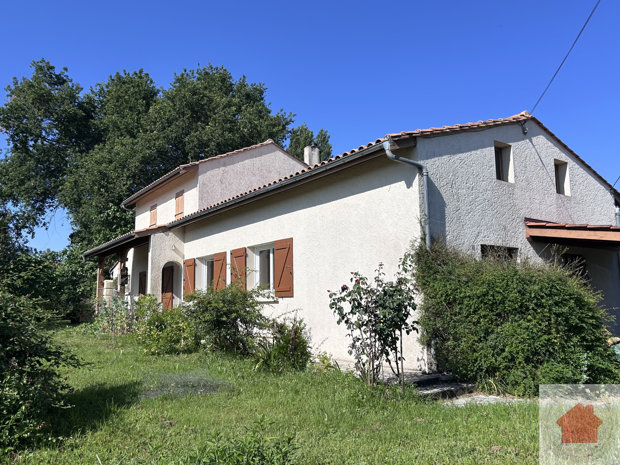 Maison 156 m2 - Garage 20 m2 - Terrain 1392 m2.